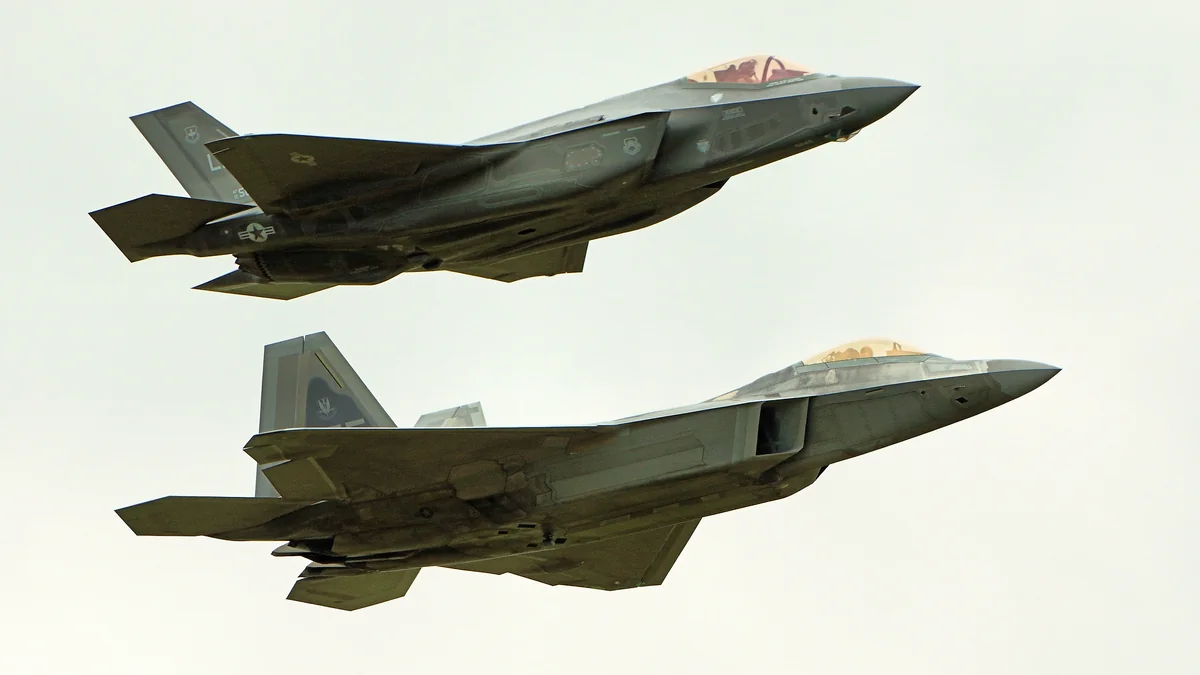 Diferencia entre F-35 Lightning II y F-22 Raptor foto oficial
